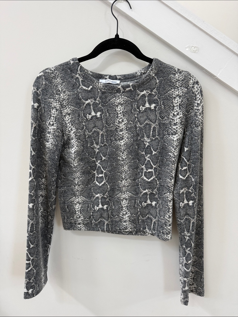 Zara Gray & White Snake-Pattern Long Sleeve Crop Top